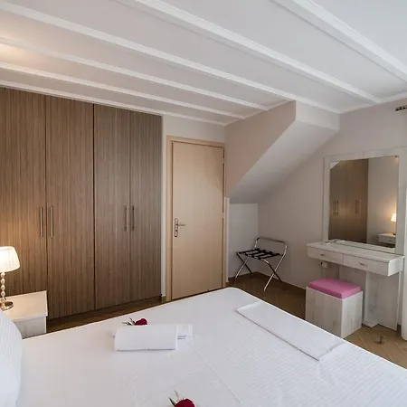 Lefkogea & Villa Tsoukaládhes